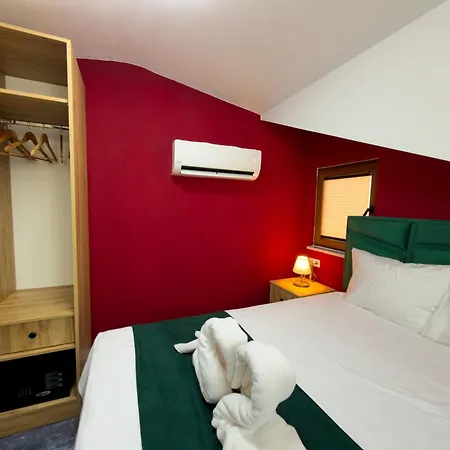 Hotel Ermet Homes *
