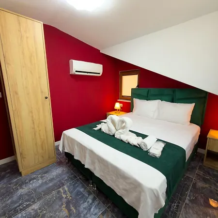 Hotel Ermet Homes *